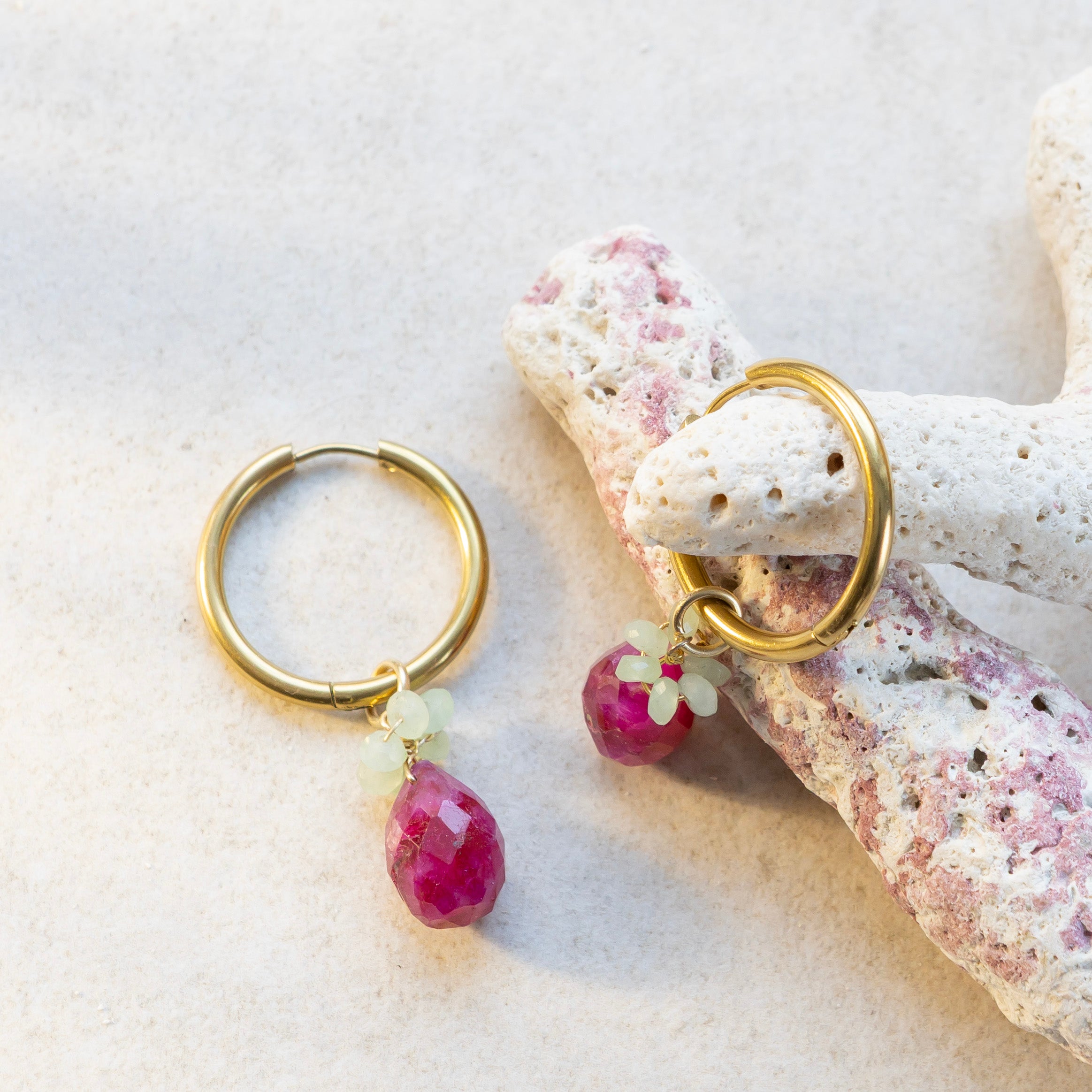 Rubiinikorvikset kullatuissa renkaissa