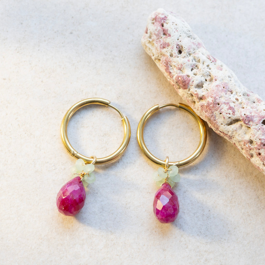 Rubiinikorvikset kullatuissa renkaissa