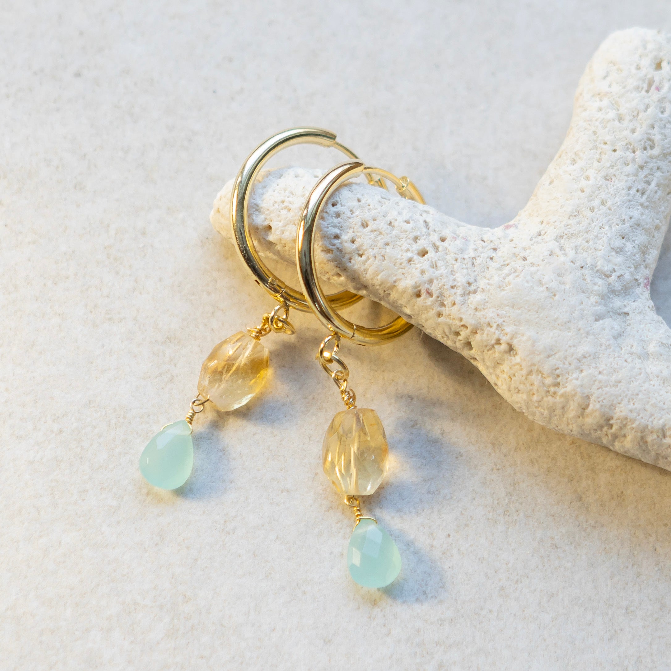 Värikkäät kivikorvakorut