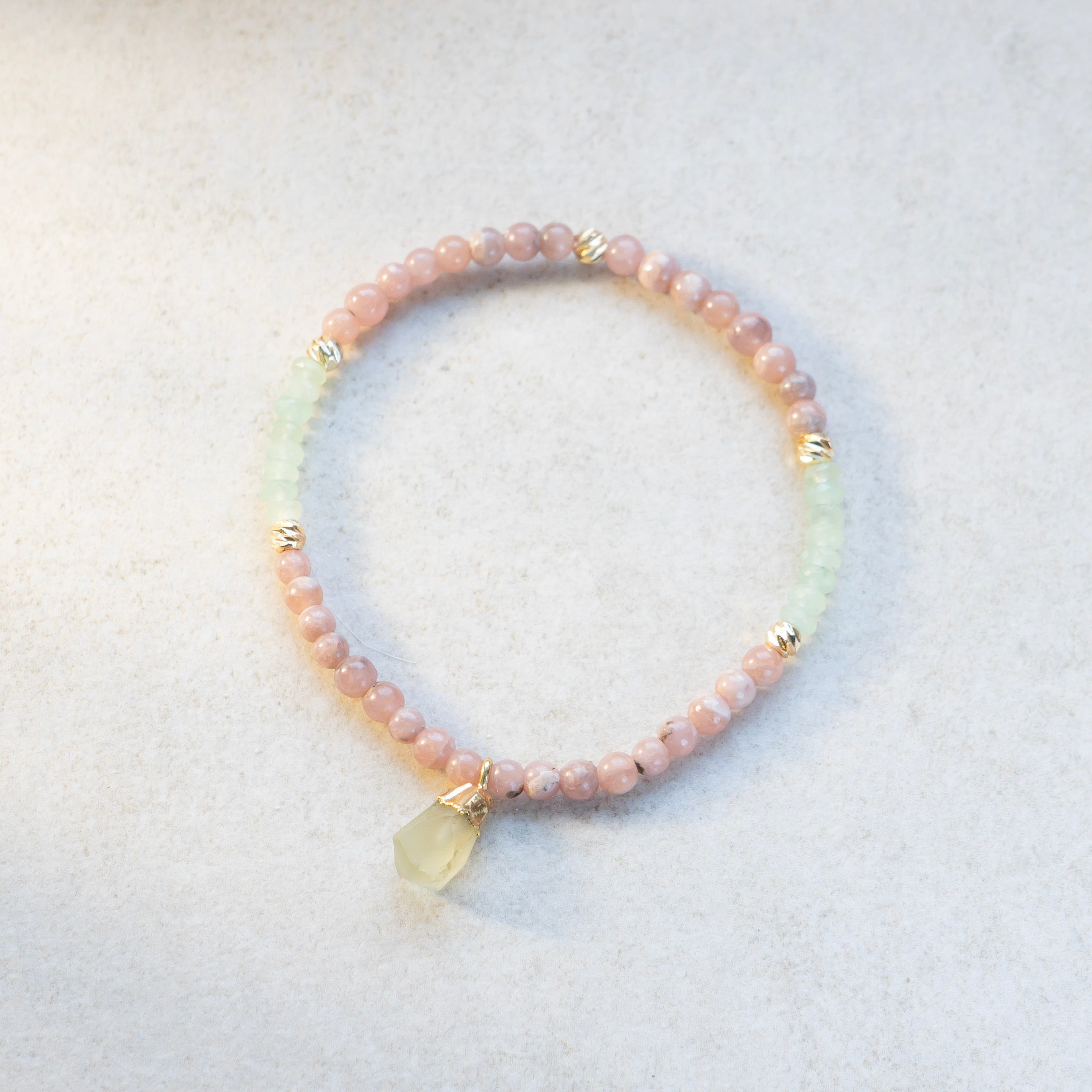 Morganiitti / vihreä kalsedoni rannekoru, jossa roikkuva prehniittikoriste