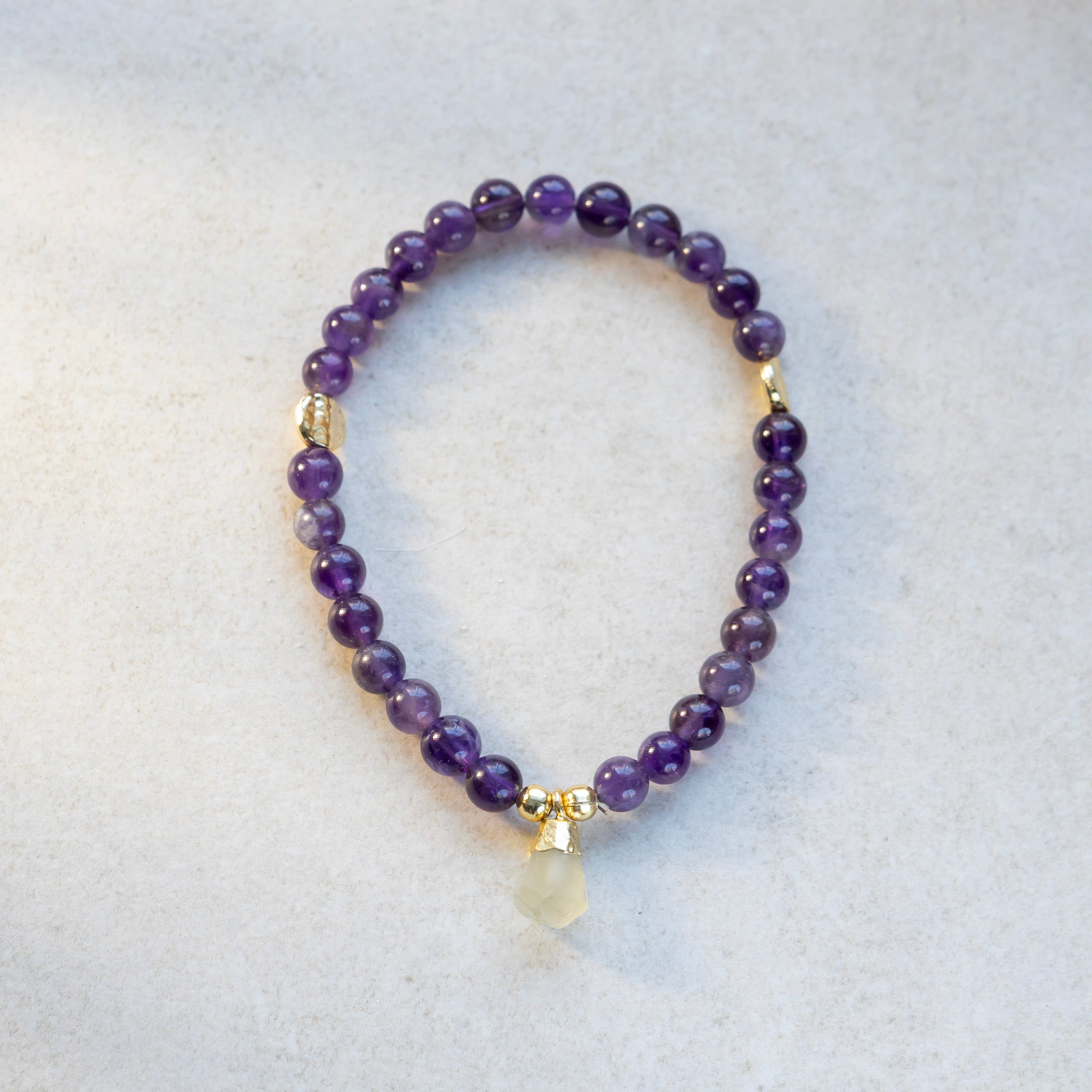 Ametisti rannekoru prehniittikoristeella ja kullatuilla korunosilla