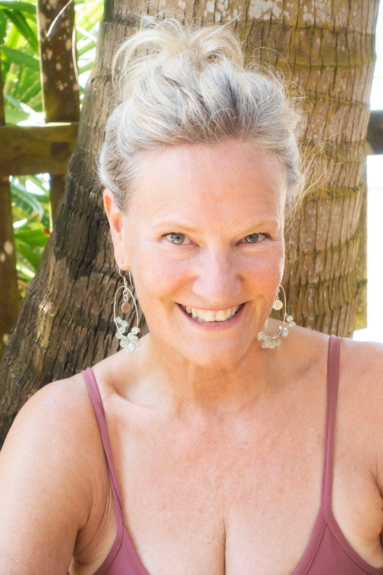 Hopeiset prehniittikorvakorut