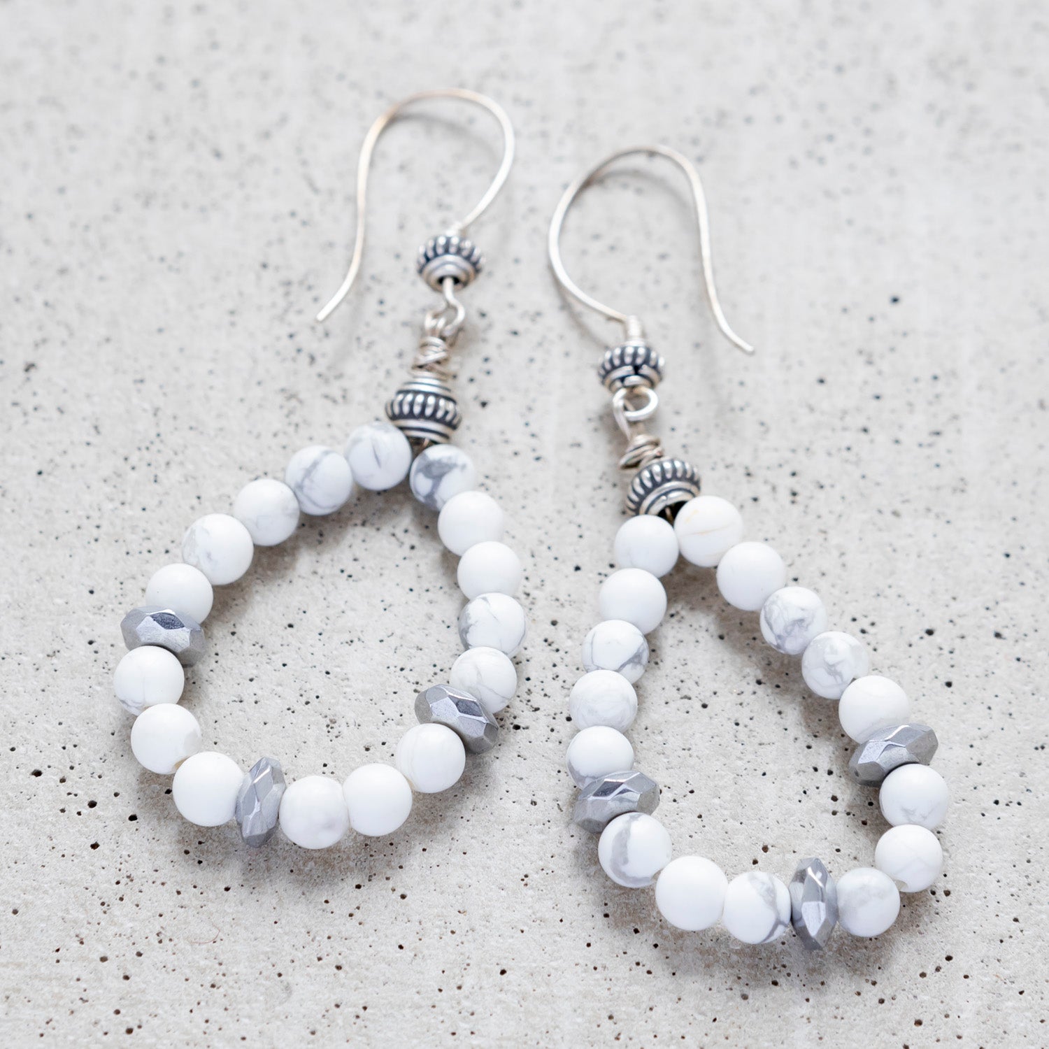 Howliittikorvakorut hopeaosilla